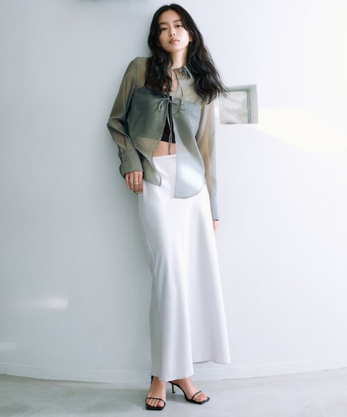 CODE A(コードエー)の「satin mermaid skirt(スカート・レディース・イエロー系その他/ライトグレー・34/36/38)」の9枚目の写真