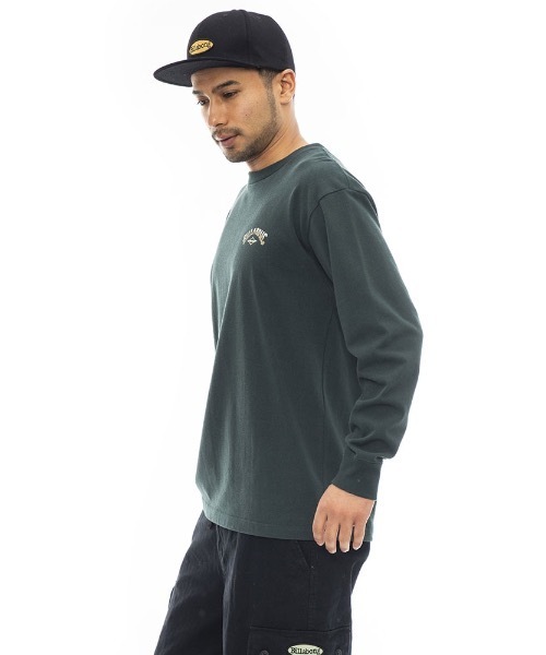 BILLABONG（ビラボン）の「BILLABONG メンズ 【BAD DOG】 WORK LS ロンＴ 【2023年秋冬モデル】/ビラボンアーチブランドロゴバックプリントロングスリーブTシャツ（Tシャツ/カットソー・メンズ・ブラック/ダークグリーン/オフホワイト・MEDIUM/LARGE/X-LARGE）」の15枚目の写真