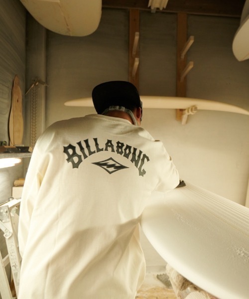 BILLABONG（ビラボン）の「BILLABONG メンズ 【BAD DOG】 WORK LS ロンＴ 【2023年秋冬モデル】/ビラボンアーチブランドロゴバックプリントロングスリーブTシャツ（Tシャツ/カットソー・メンズ・ブラック/ダークグリーン/オフホワイト・MEDIUM/LARGE/X-LARGE）」の4枚目の写真