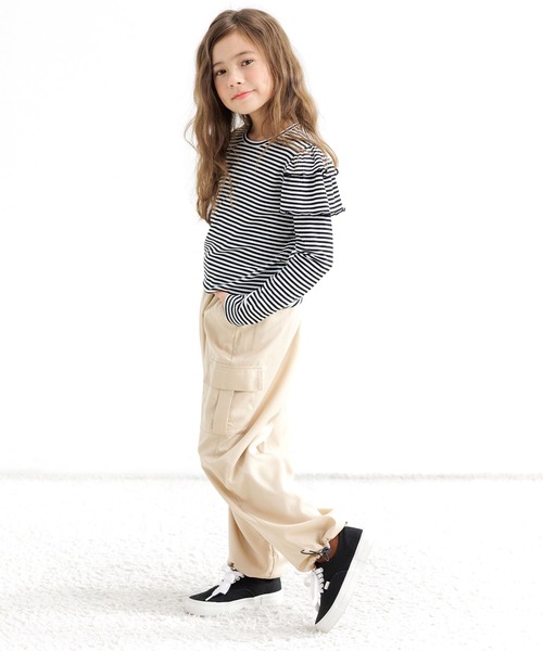 Bee des Bee（ビーデスビー）の「肩フリルプルオーバー（その他トップス・キッズ・ホワイト×ブラック/ブラック・120cm/110cm/150cm/140cm/130cm/100cm）」の5枚目の写真