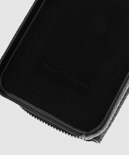 Maison Margiela(メゾンマルジェラ)の「PHONE COVER WITH ZIP AROUND POCKET(スマホケース/カバー・レディース・ブラック・FREE)」の4枚目の写真