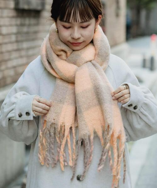 SMELLY(スメリー)の「ブロックチェックボリュームマフラー(マフラー・レディース・ブルー/オレンジ・-)」の4枚目の写真