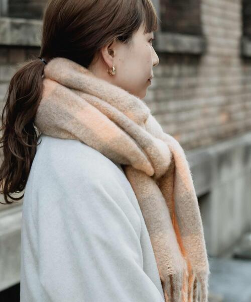 SMELLY(スメリー)の「ブロックチェックボリュームマフラー(マフラー・レディース・ブルー/オレンジ・-)」の6枚目の写真