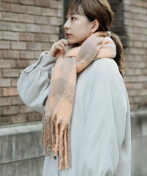 SMELLY(スメリー)の「ブロックチェックボリュームマフラー(マフラー・レディース・ブルー/オレンジ・-)」の7枚目の写真