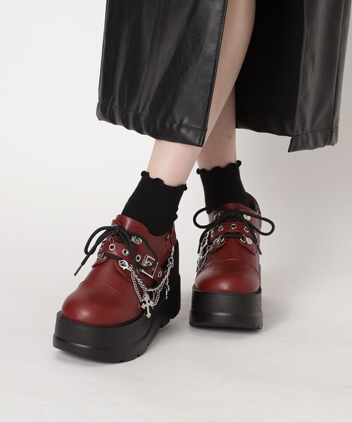 cs T&P（シーエスティーアンドピー）の「厚底十字架モチーフチェーン付きパンプス（パンプス・レディース・ホワイト/ワインレッド/ブラック・M/L/LL/S）」の3枚目の写真