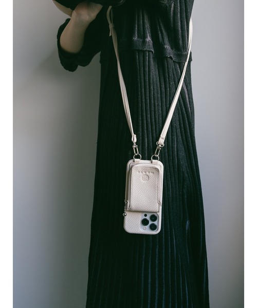 MARTE（マルテ）の「Shoulder strap iPhone case/iPhone13、iPhone14/ショルダーストラップiPhoneケース（スマホケース/カバー・レディース・ベージュ/レッド/ライトグリーン/ブラック/ライトブルー・iPhone 14/iPhone 13）」の2枚目の写真