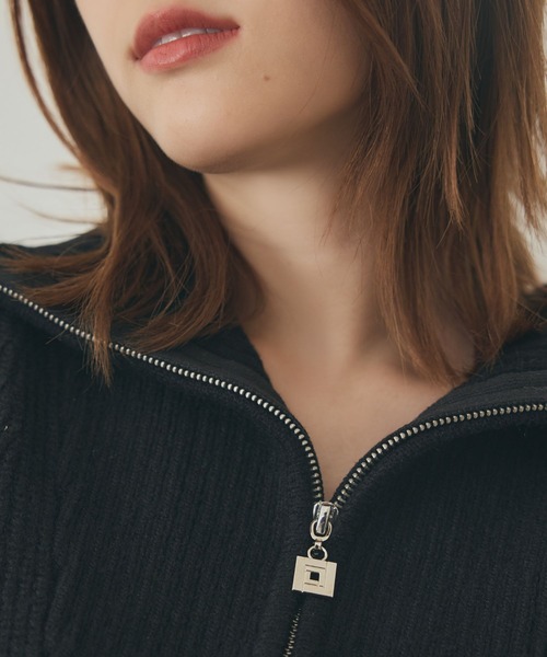 LANTINAM(ランティナム)の「【 ユニセックス】ロゴチャームハーフジップニット(2サイズ展開)(ニット/セーター・レディース・ブラック系1/ブラック系2/ブルー系2/ブルー系1・M/L)」の8枚目の写真