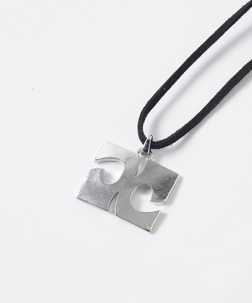 X-girl（エックスガール）の「LOGO CHARM RIBBON NECKLACE（ネックレス・レディース・シルバー・ONE SIZE）」の3枚目の写真