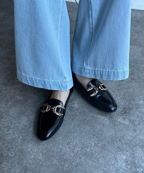 DouDou（ドゥドゥ）の「【WEB限定】 ビッグビットローファー（ローファー・レディース・シルバー/ブラック・23.5/24/24.5）」の3枚目の写真