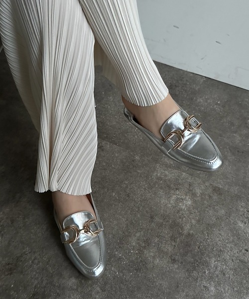 DouDou（ドゥドゥ）の「【WEB限定】 ビッグビットローファー（ローファー・レディース・シルバー/ブラック・23.5/24/24.5）」の8枚目の写真