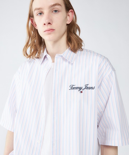 tommy jeans（トミー ジーンズ）の「【オンライン・一部店舗限定】リラックスストライプラグジュアリーシャツ（シャツ/ブラウス・メンズ・ライトブルー/ホワイト・X-SMALL/SMALL/MEDIUM/LARGE/X-LARGE）」の2枚目の写真