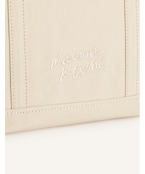 Maison Kitsune（メゾンキツネ）の「FOX HEAD SMALL TOTE（トートバッグ・メンズ・グリーン系その他/ブルー系その他/ウィート/ダークグリーン/ブラウン/レッド系その他/ピンクベージュ/ベージュ/ライトブラック/ブラック/ベージュ系その他・U）」の16枚目の写真