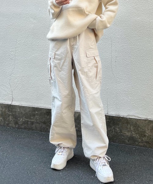 HALEY PESCA(ヘーリーペスカ)の「HALEY PESCA/ルーズシルエット ハイウエストパラシュートパンツ(カーゴパンツ・レディース・ブラック/カーキ/アイボリー・MEDIUM)」の2枚目の写真