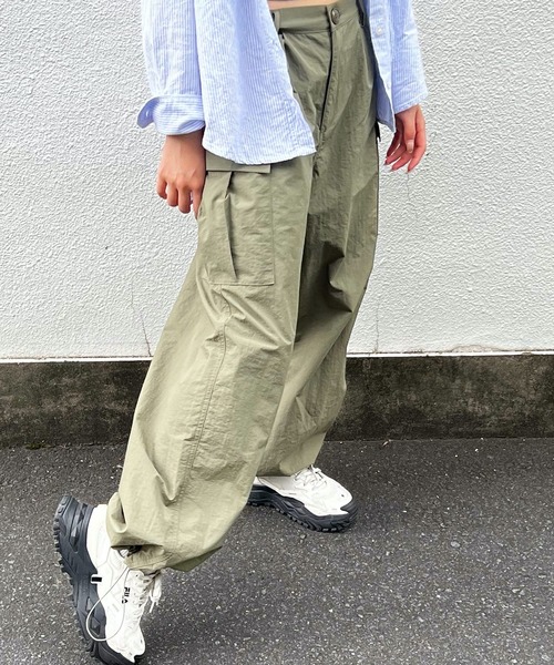 HALEY PESCA(ヘーリーペスカ)の「HALEY PESCA/ルーズシルエット ハイウエストパラシュートパンツ(カーゴパンツ・レディース・ブラック/カーキ/アイボリー・MEDIUM)」の12枚目の写真