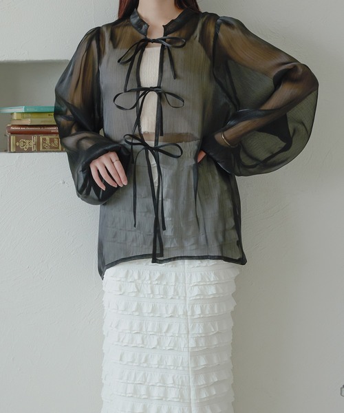 Ambre Neige(アンブルネージュ)の「2way glitter sheer ribbon blouse / 2wayラメシアーリボンブラウス(シャツ/ブラウス・レディース・チャコールグレー/ライトブルー/ブラック/ダークブラウン/アイボリー/ベビーピンク・FREE)」の2枚目の写真
