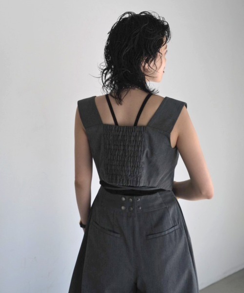 MECRE(メクル)の「フロントボタンツイルビスチェ(ベスト・レディース・ブラック/グレー・FREE)」の12枚目の写真