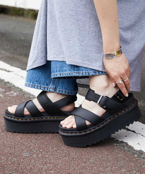 PUBLUX(パブリュクス)の「Dr.Martens/ドクターマーチン Voss II Quad/プラットフォームレザークロスサンダル 限定展開(サンダル・レディース・ブラック・3/4/6/5)」の8枚目の写真