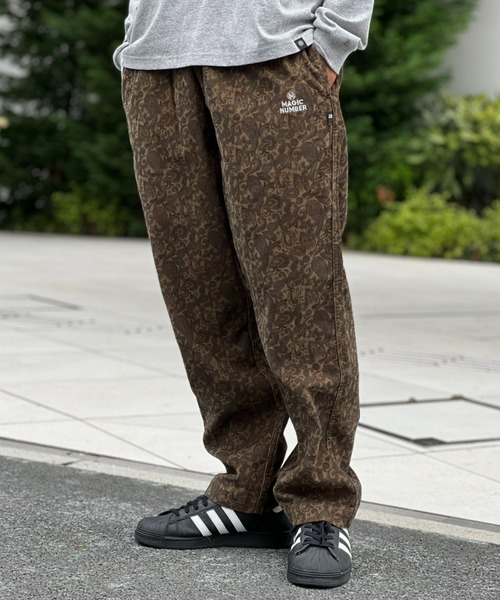 MAGIC NUMBER（マジック ナンバー）の「【MAGIC NUMBER】DARK PAISLEY COUDUROY BEACH PANTS / ダークペイズリー コーデュロイ ビーチパンツ（その他パンツ・メンズ・ダークブラウン/ダークオリーブ・MEDIUM/X-LARGE/LARGE）」の4枚目の写真
