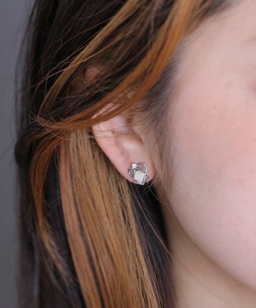Peony(ピオニー)の「【Peony/ピオニー】/王冠風 ハートデザインピアス(ピアス(両耳用)・レディース・ゴールド系1/ゴールド系3/シルバー系2/シルバー系4/ゴールド系2/ゴールド系4/シルバー系3/シルバー系1・FREE)」の11枚目の写真