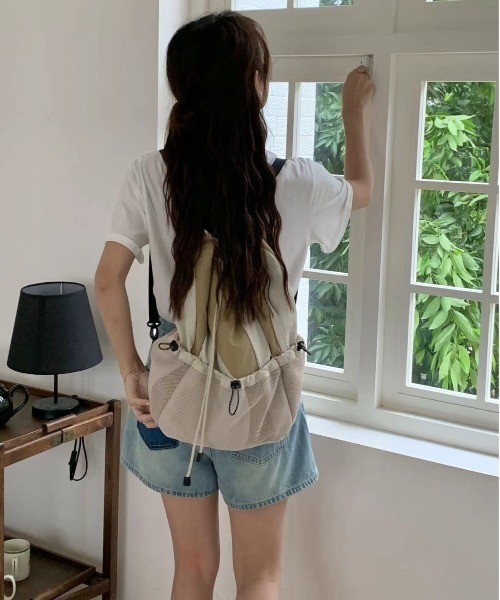 aimoha(アイモハ)の「B.A.G. 巾着ショルダーバッグ(ショルダーバッグ・レディース・ホワイト/チョコ/ライトベージュ/グレー/ブラック・FREE)」の1枚目の写真