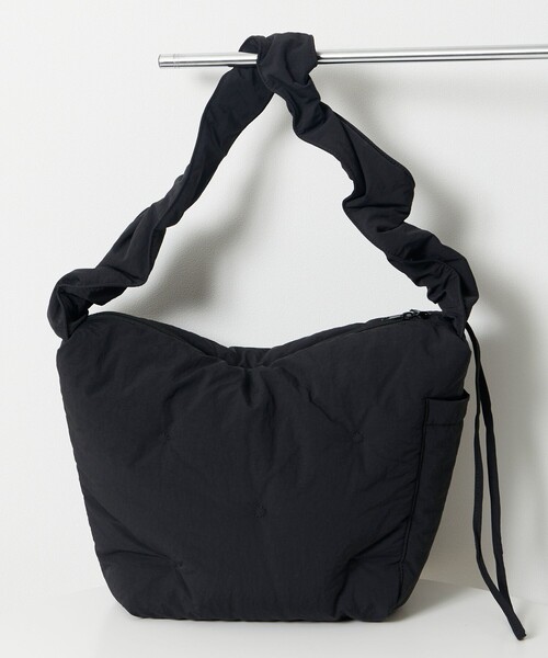 Firsthand（ファーストハンド）の「Firsthand/ファーストハンド 中綿ショルダー / メッセンジャーバッグ（ショルダーバッグ・メンズ・ブラック・ONE SIZE）」の2枚目の写真