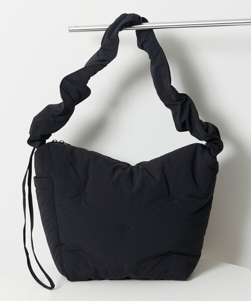 Firsthand（ファーストハンド）の「Firsthand/ファーストハンド 中綿ショルダー / メッセンジャーバッグ（ショルダーバッグ・メンズ・ブラック・ONE SIZE）」の4枚目の写真