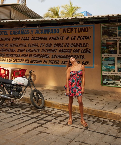 ROXY(ロキシー)の「LA VIDA MINI/ロキシー総柄ワンピース(ワンピース・レディース・ホワイト/ブラック・SMALL/X-SMALL/MEDIUM)」の3枚目の写真