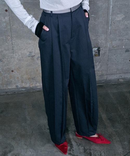 le ELMi（ルエルミ）の「Waist satin line double-tuck darts pants