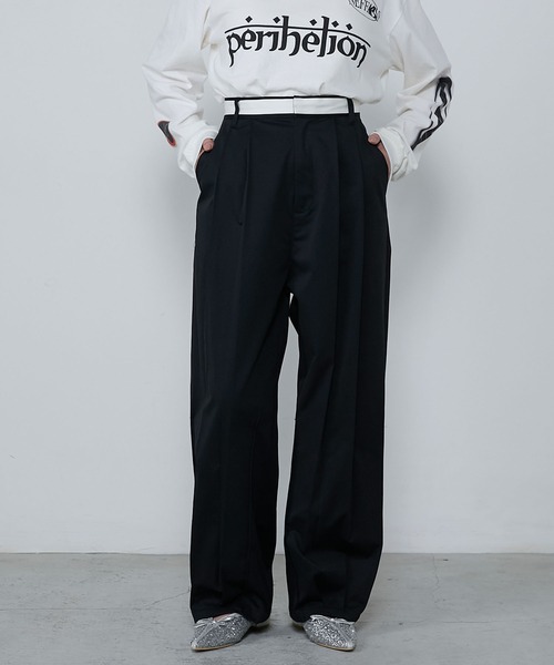le ELMi（ルエルミ）の「Waist satin line double-tuck darts pants