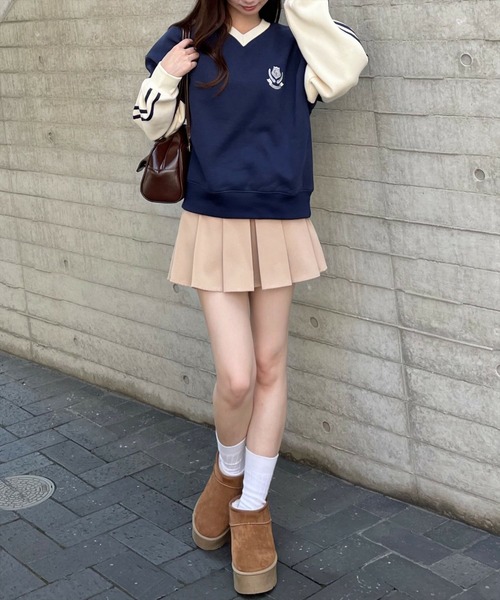 clear（クリア）の「ライン入リ配色ワンポイント刺繍スウェット[大人カジュアル オーバーサイズ]≪再入荷≫（スウェット・レディース・ネイビー/モカ・F）」の4枚目の写真