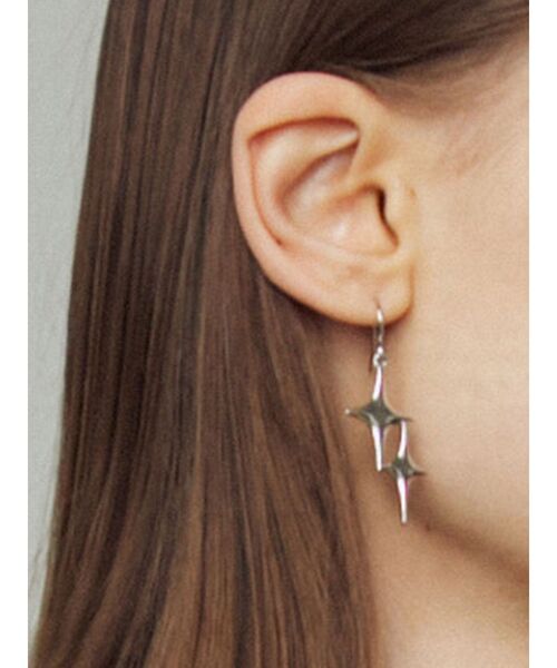 EMODA（エモダ）の「アシンメトリースパークルピアス（ピアス（両耳用）・レディース・ゴールド/シルバー・FREE）」の3枚目の写真