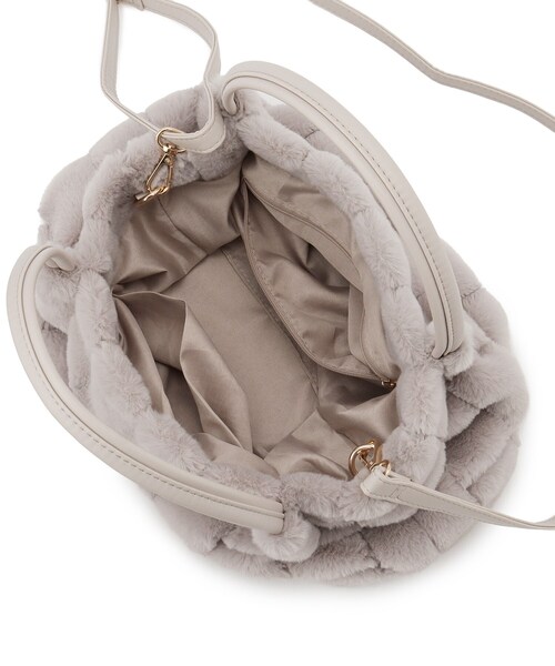 SHOO・LA・RUE（シューラルー）の「◆【2WAY】上品カラーで取り入れやすい ふわふわ ストライプファートートバッグ（トートバッグ・レディース・ベージュ/グレー/ブラック/アイボリー・00）」の7枚目の写真