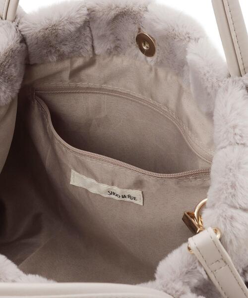 SHOO・LA・RUE（シューラルー）の「◆【2WAY】上品カラーで取り入れやすい ふわふわ ストライプファートートバッグ（トートバッグ・レディース・ベージュ/グレー/ブラック/アイボリー・00）」の14枚目の写真