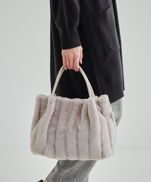 SHOO・LA・RUE（シューラルー）の「◆【2WAY】上品カラーで取り入れやすい ふわふわ ストライプファートートバッグ（トートバッグ・レディース・ベージュ/グレー/ブラック/アイボリー・00）」の12枚目の写真