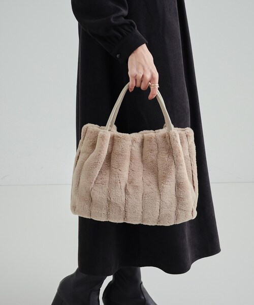 SHOO・LA・RUE（シューラルー）の「◆【2WAY】上品カラーで取り入れやすい ふわふわ ストライプファートートバッグ（トートバッグ・レディース・ベージュ/グレー/ブラック/アイボリー・00）」の18枚目の写真