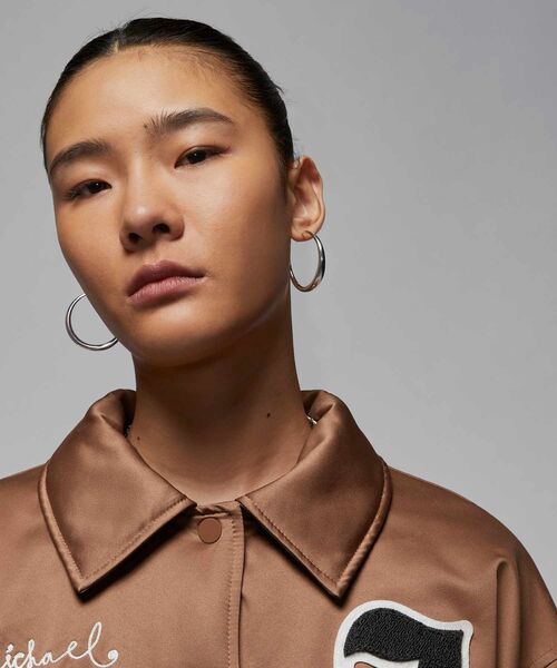JORDAN BRAND（ジョーダンブランド）の「ジョーダン ウィメンズ バーシティ ジャケット / Jordan Women's Varsity Jacket FV7138-223 Archaeo Brown（ブルゾン・レディース・ブラウン系その他2・S/M/L/2XL/XL/XS）」の4枚目の写真