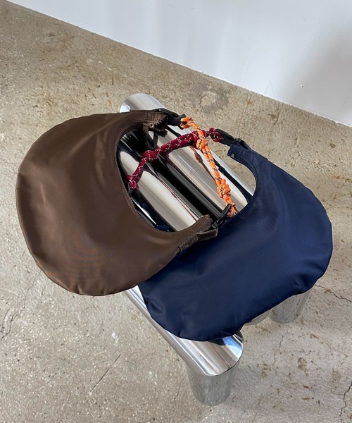 Doux archives（ドゥアルシーヴ）の「[ﾙﾍﾞﾙﾆ]Cord moon bag S(N)（ハンドバッグ・レディース・ブラウン/ネイビー・FREE）」の8枚目の写真