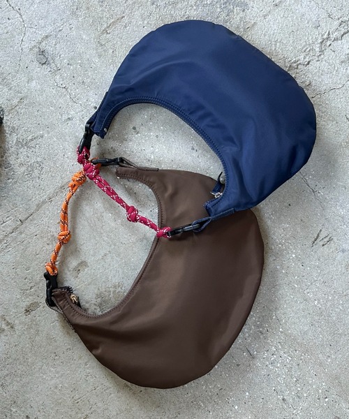 Doux archives（ドゥアルシーヴ）の「[ﾙﾍﾞﾙﾆ]Cord moon bag S(N)（ハンドバッグ・レディース・ブラウン/ネイビー・FREE）」の13枚目の写真