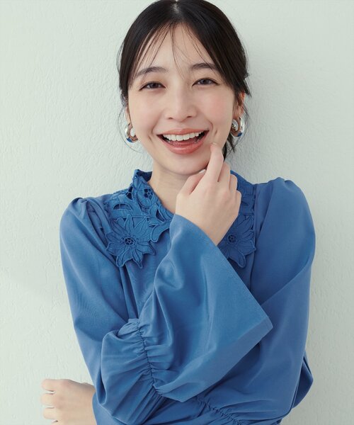 natural couture(ナチュラルクチュール)の「【WEB限定】大人レース衿ブラウス(シャツ/ブラウス・レディース・オフホワイト/ブルー/グレイッシュベージュ・FREE)」の3枚目の写真