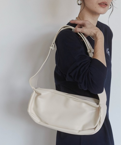 ANGIE（アンジー）の「ワイドハーフムーン ショルダーバッグ（ショルダーバッグ・レディース・アイボリー/ブラック・FREE）」の2枚目の写真