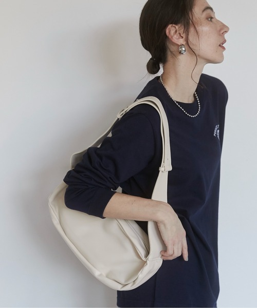 ANGIE（アンジー）の「ワイドハーフムーン ショルダーバッグ（ショルダーバッグ・レディース・アイボリー/ブラック・FREE）」の3枚目の写真