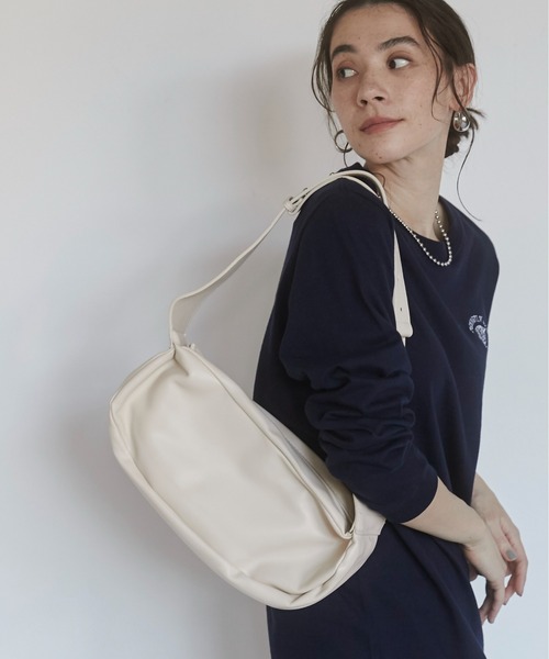 ANGIE（アンジー）の「ワイドハーフムーン ショルダーバッグ（ショルダーバッグ・レディース・アイボリー/ブラック・FREE）」の4枚目の写真
