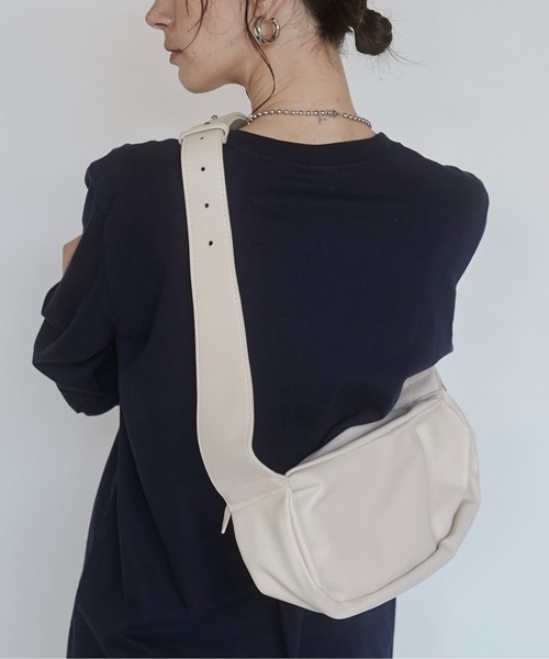 ANGIE（アンジー）の「ワイドハーフムーン ショルダーバッグ（ショルダーバッグ・レディース・アイボリー/ブラック・FREE）」の8枚目の写真