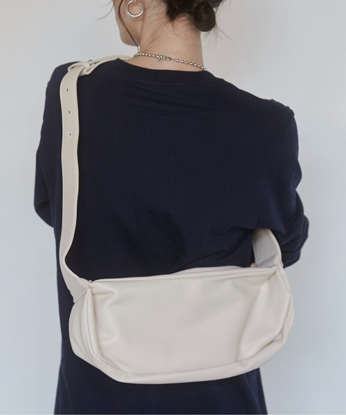 ANGIE（アンジー）の「ワイドハーフムーン ショルダーバッグ（ショルダーバッグ・レディース・アイボリー/ブラック・FREE）」の9枚目の写真