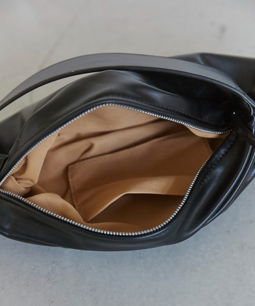 ANGIE（アンジー）の「ワイドハーフムーン ショルダーバッグ（ショルダーバッグ・レディース・アイボリー/ブラック・FREE）」の17枚目の写真