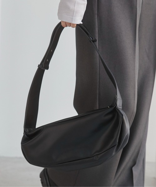 ANGIE（アンジー）の「ワイドハーフムーン ショルダーバッグ（ショルダーバッグ・レディース・アイボリー/ブラック・FREE）」の22枚目の写真