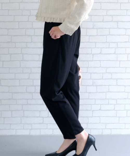 aquagarage(アクアガレージ)の「梨地ウエストゴムテーパードパンツ(その他パンツ・レディース・グレイッシュベージュ/ブラック/ライトブルー/オフホワイト/ネイビー/ピンク・M/L)」の16枚目の写真