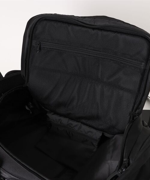 NEW ERA(ニューエラ)の「【NEW ERA/ニューエラ】CLUB DUFFLE BAG(ボストンバッグ・メンズ・ブラック/ブラック×ホワイト・FREE)」の8枚目の写真