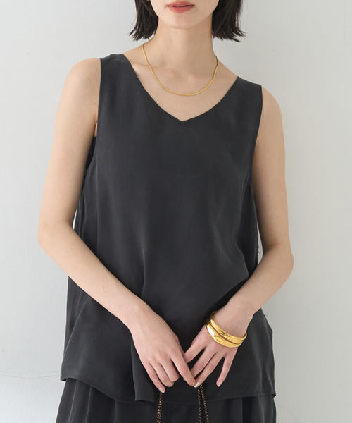 Rouge vif（ルージュヴィフ）の「【セットアップ対応】２WAYキュプラフィブリルノースリブラウス（シャツ/ブラウス・レディース・チャコールグレー/グレイッシュベージュ・フリー）」の2枚目の写真