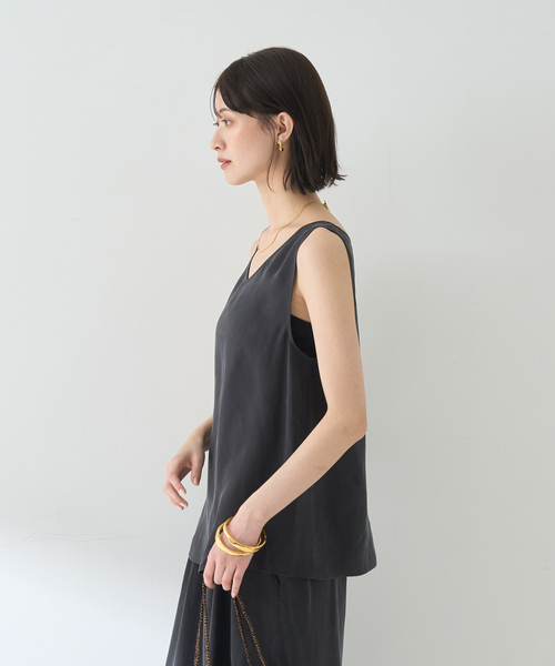Rouge vif（ルージュヴィフ）の「【セットアップ対応】２WAYキュプラフィブリルノースリブラウス（シャツ/ブラウス・レディース・チャコールグレー/グレイッシュベージュ・フリー）」の7枚目の写真